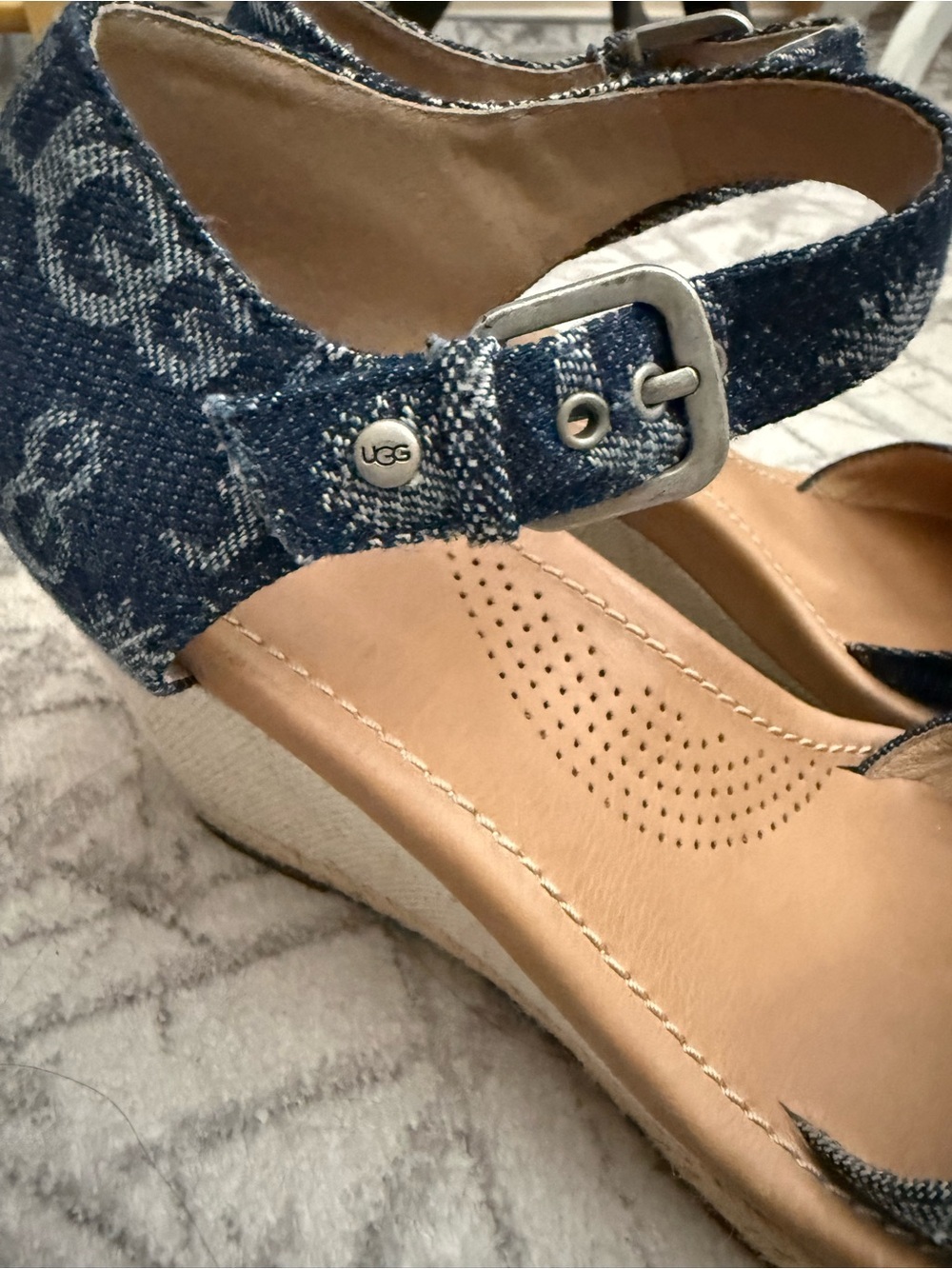 UGG Atasha Denim Wedge Sandals Size 8 Logo Jacquard Comfort Espadrille - Picture 4 of 10